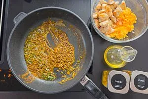Ingwer, Peperoni, Currypulver und Kreuzk&uuml;mmel in der Pfanne and&uuml;nsten