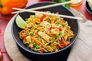 Bami Goreng warm servieren
