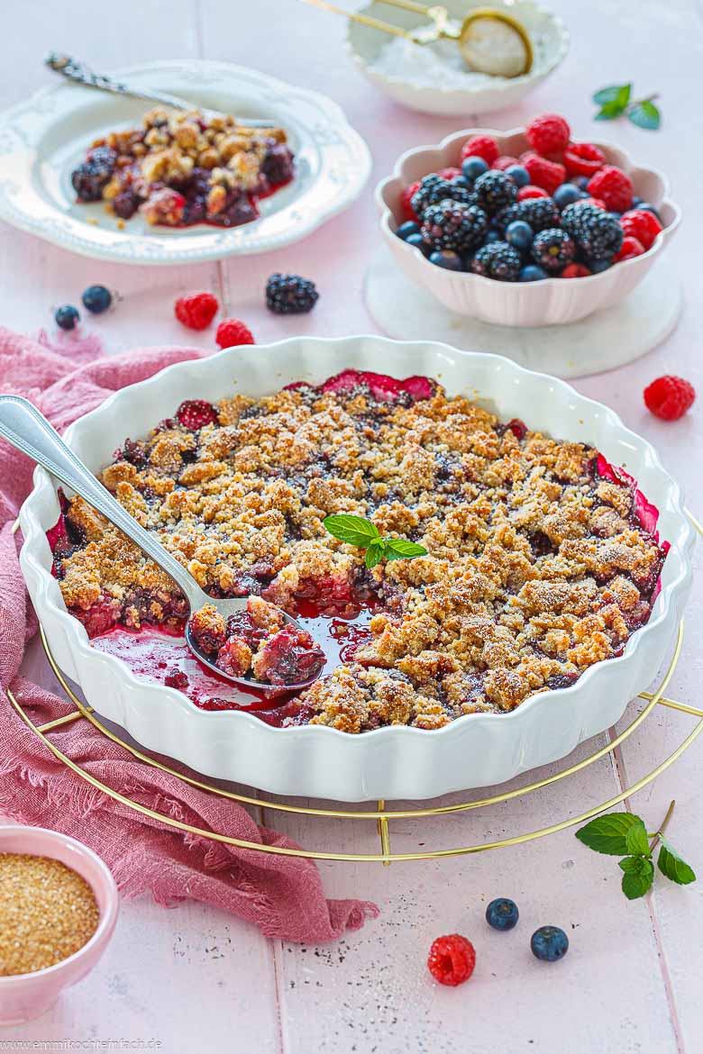Fr&uuml;hlingshafter Crumble mit roten Beeren