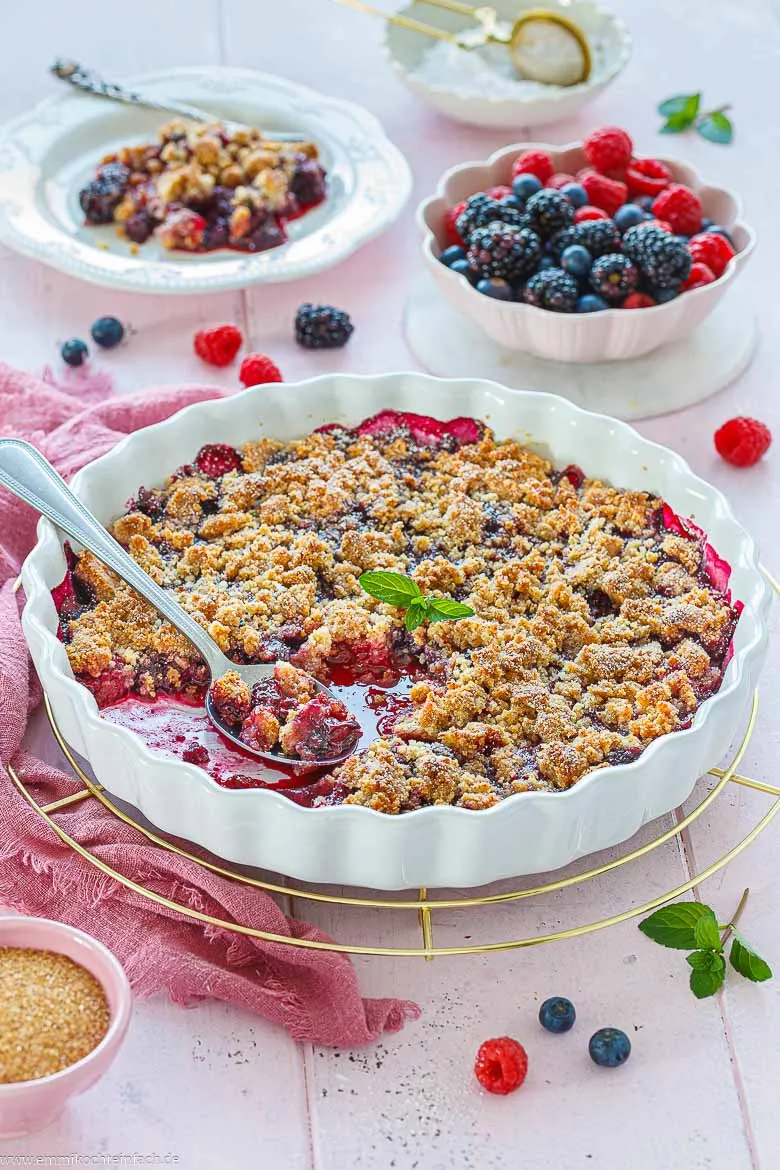 Fr&uuml;hlingshafter Crumble mit roten Beeren