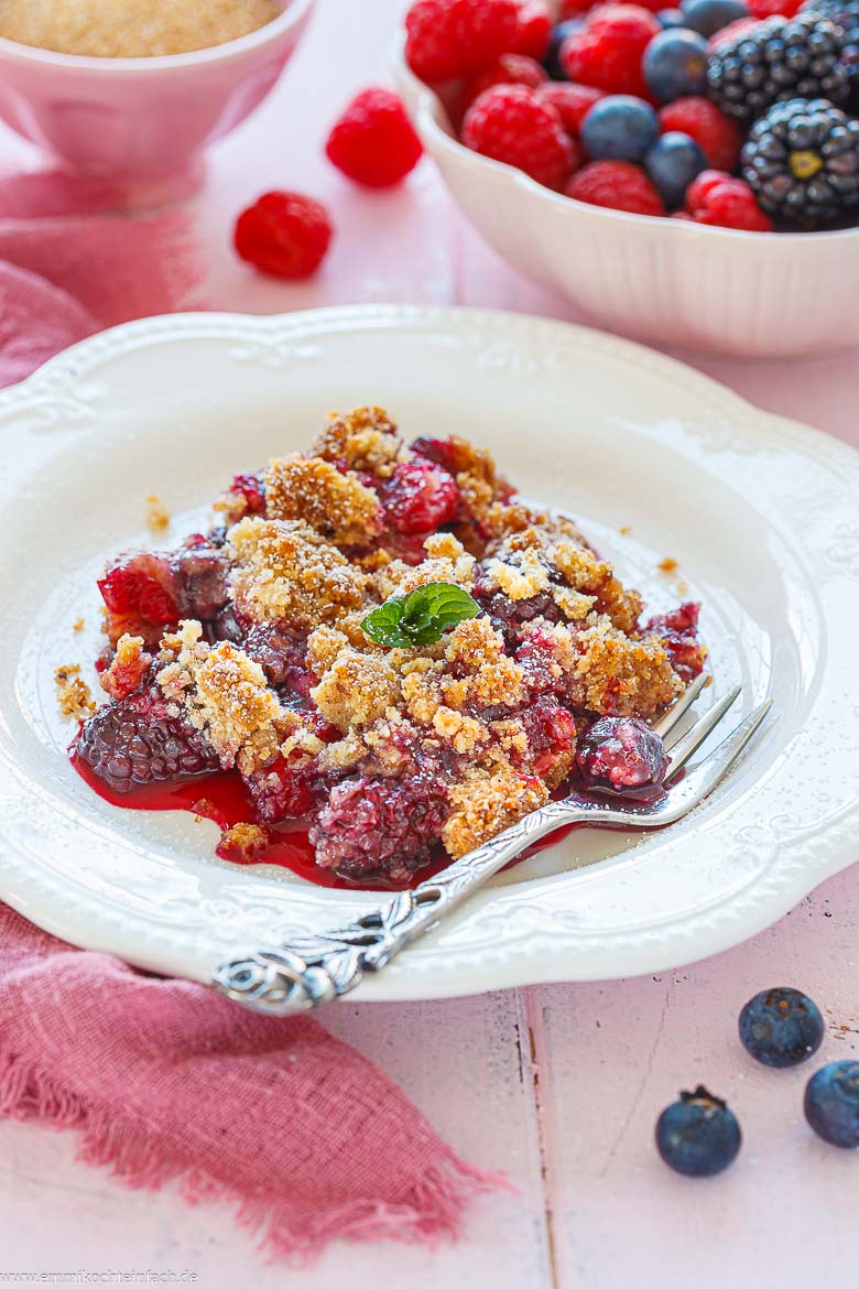 S&uuml;&szlig;er Crumble mit frischen Beeren