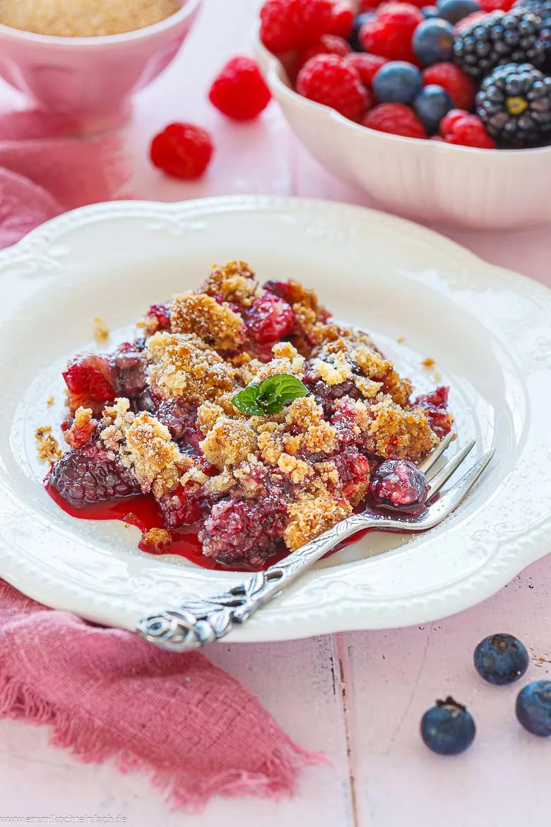 S&uuml;&szlig;er Crumble mit frischen Beeren