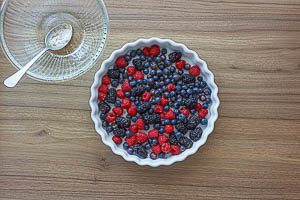 Gezuckerte Beeren in der Form verteilen