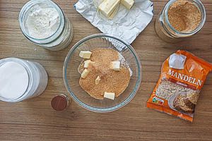 Zutaten für die Crumble-Streusel in einer Schüssel vermengen