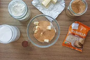 Zutaten f&uuml;r die Crumble-Streusel in einer Sch&uuml;ssel vermengen