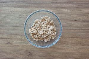 Streusel für den Beeren-Crumble krümelig kneten