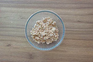 Streusel f&uuml;r den Beeren-Crumble kr&uuml;melig kneten
