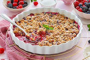 Beeren-Crumble warm servieren