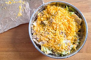 Salat vermengen und Cheddar dar&uuml;ber streuen.