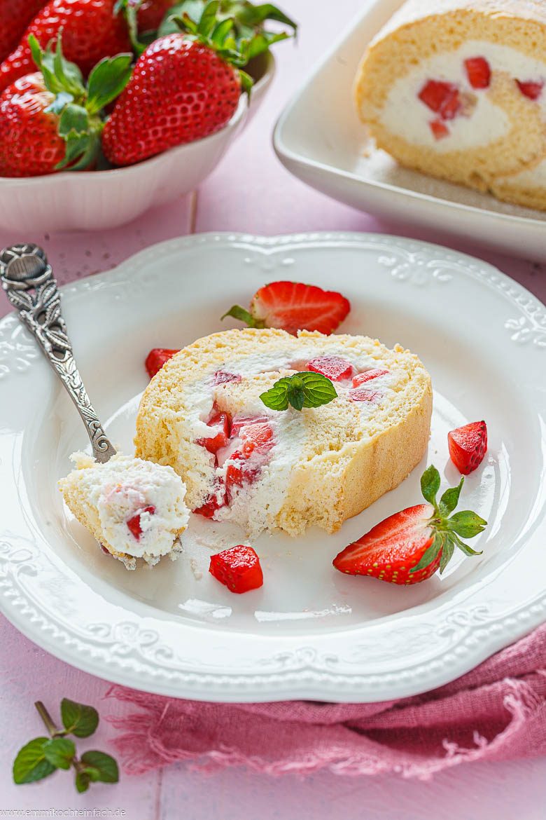 Biskuitrolle mit Erdbeer