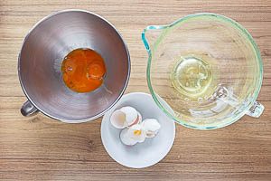 Eier trennen und in verschiedene Sch&uuml;sseln f&uuml;llen.