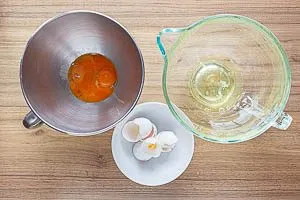 Eier trennen und in verschiedene Sch&uuml;sseln f&uuml;llen.