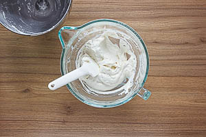 Sahne und Quarkmasse vermengen