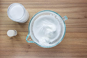 Eiwei&szlig; mit Salz steif schlagen.