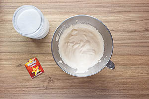 Eigelb, Zucker, Vanillezucker und lauwarmes Wasser hell aufschlagen.