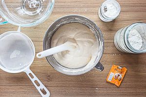 Die beiden Massen zusammengeben und mit dem Mehl und Backpulver vermengen.