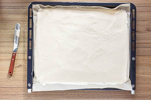 Teig aufs Blech verteilen.