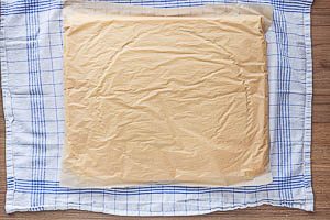Biskuitboden auf das K&uuml;chentuch st&uuml;rzen.