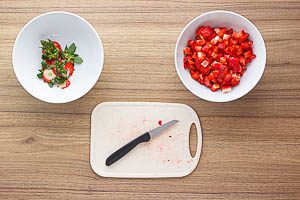 Erdbeeren klein w&uuml;rfeln