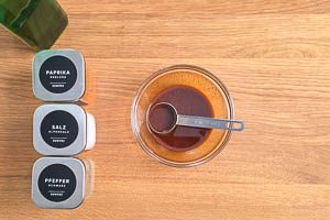 &Ouml;l, Paprikapulver, Salz und Pfeffer vermengen