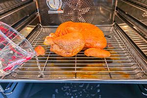 Nach 10 Minuten Wasser in das Backblech geben, dann Backen