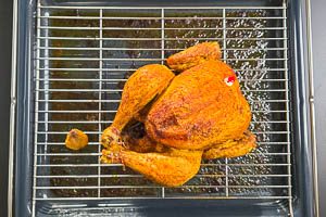 Wenn das Einmalthermometer aufploppt, ist das H&auml;hnchen fertig