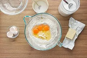 Zucker, Mehl, Salz, Butter, Eier in eine R&uuml;hrsch&uuml;ssel geben