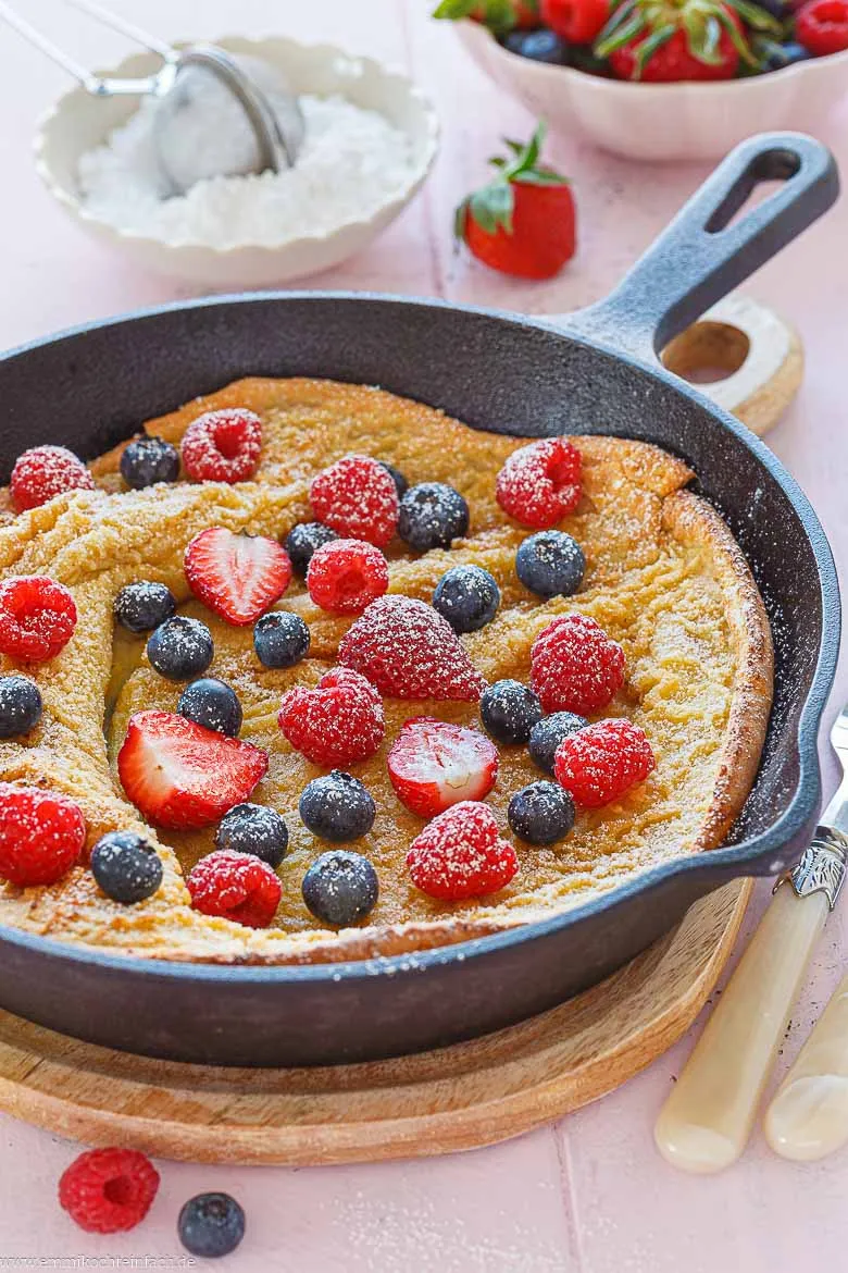 Ofenpfannkuchen mit Beeren