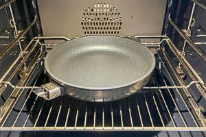 Ofen und Pfanne vorheizen.