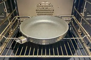 Ofen und Pfanne vorheizen.