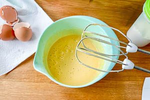 Mehl und Eier verrühren.