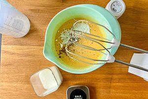 Restlichen Zutaten für den Teig zugeben: Milch, Puderzucker, Salz und Bourbon-Vanillezucker.