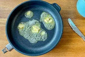 Butter in der Pfanne schmelzen lassen.