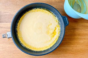 Teig in die Pfanne geben.