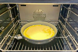 Dutch Baby zuerst bei hoher Temperatur backen und dann bei niedriger Temperatur fertig backen.