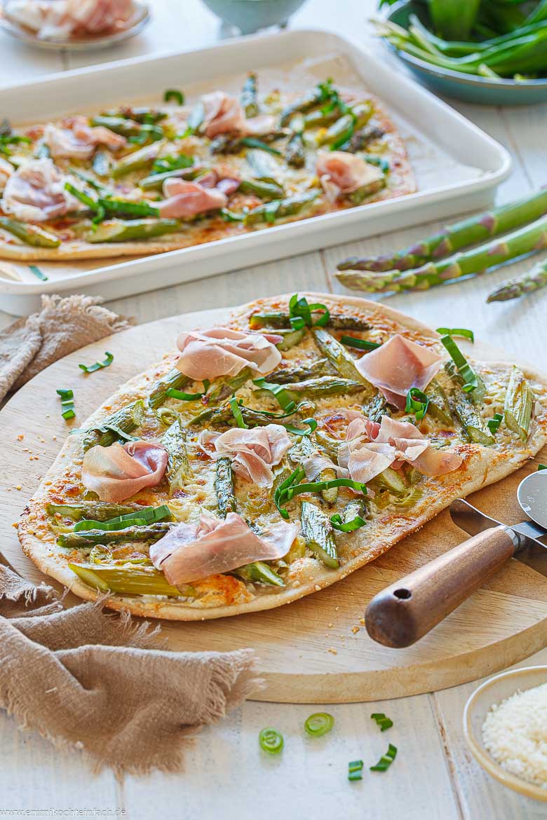 Flammkuchen mit gr&uuml;nem Spargel