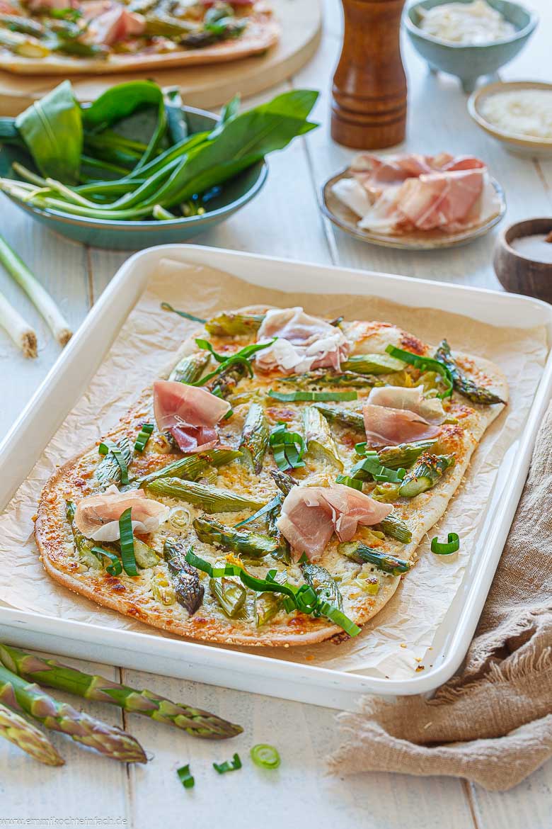 Gr&uuml;ner Spargel auf knusprigem Flammkuchenteig