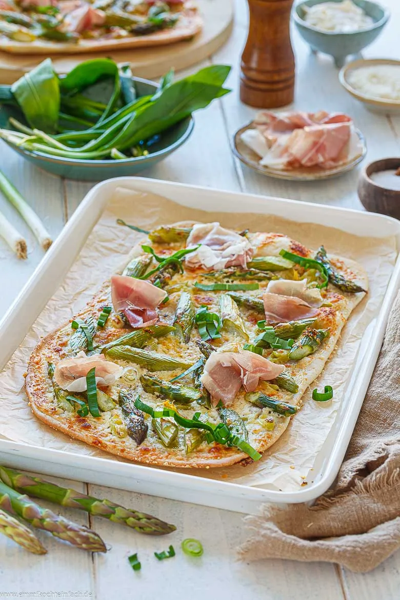 Gr&uuml;ner Spargel auf knusprigem Flammkuchenteig