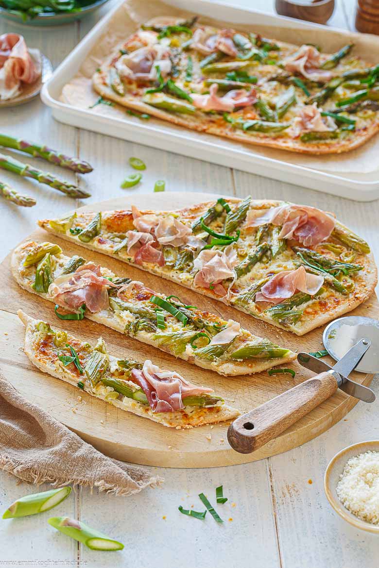 Flammkuchen mit frischem Spargel