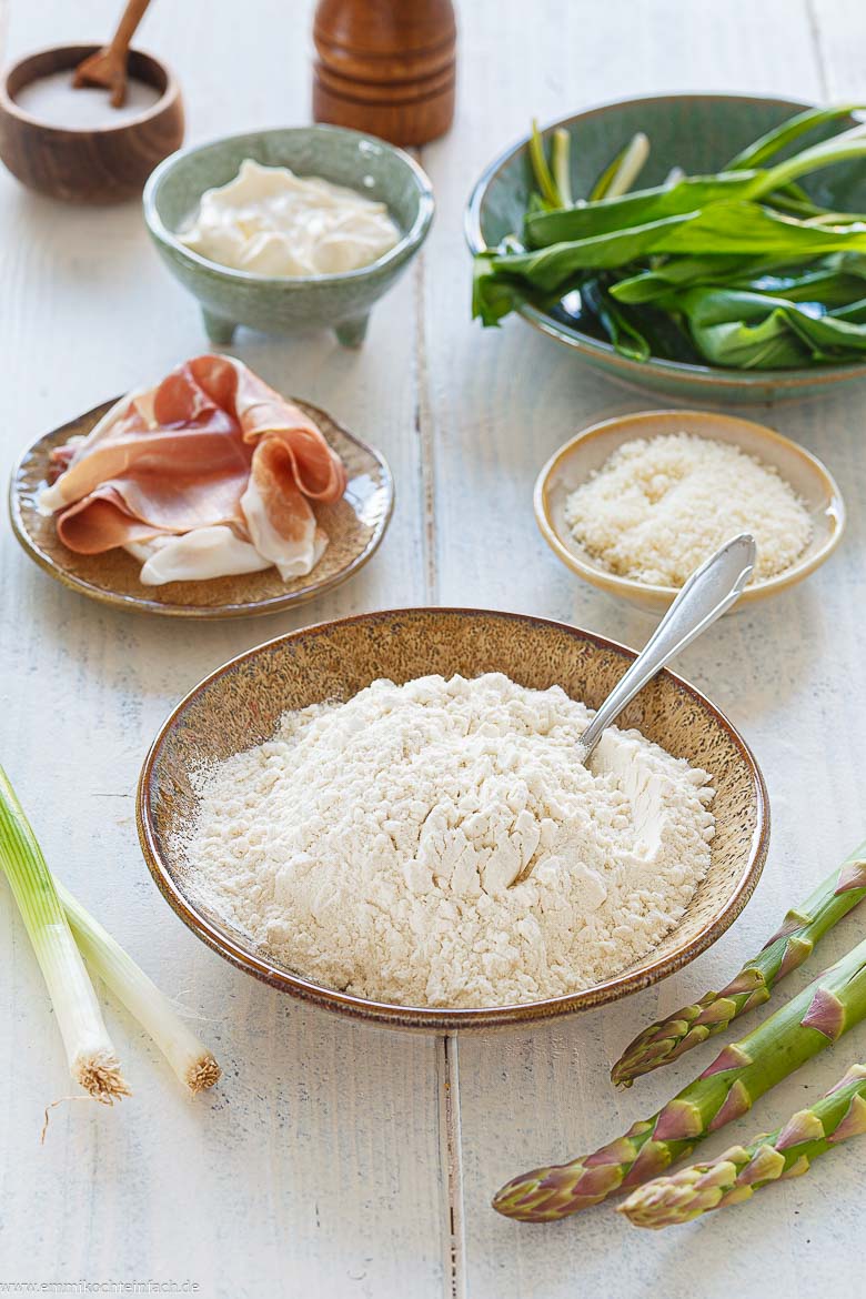 Zutaten f&uuml;r Flammkuchen mit Spargel