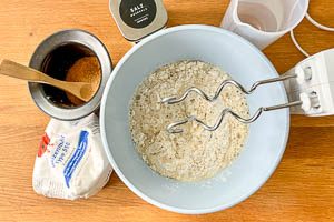 Mehl, Wasser, Salz, Zucker und wei&szlig;en Pfeffer zu einem Teig verkneten