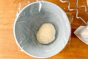 Teig zu einer Kugel formen, abdecken und ruhen lassen
