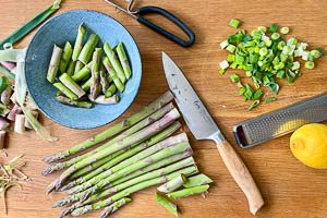 Spargel vorbereiten und schneiden, Fr&uuml;hlingszwiebeln waschen und schneiden und Zitrone waschen und Schale abreiben