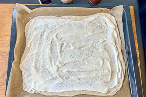 Crème fraîche, Salz und Pfeffer darauf verteilen