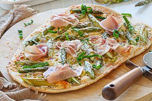 Flammkuchen mit Spargel mit B&auml;rlauch und Schinken belegen