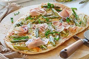 Flammkuchen mit Spargel mit B&auml;rlauch und Schinken belegen
