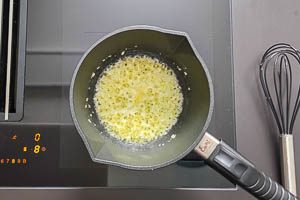 Zwiebeln und Knoblauch in Butter and&uuml;nsten