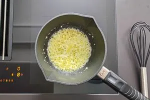 Zwiebeln und Knoblauch in Butter and&uuml;nsten