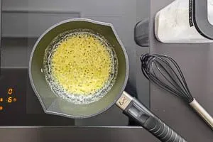 Mehl hineingeben