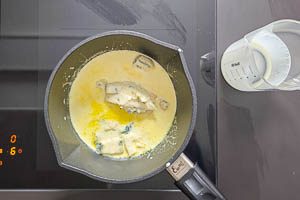 Gorgonzola und Sahne hineingeben